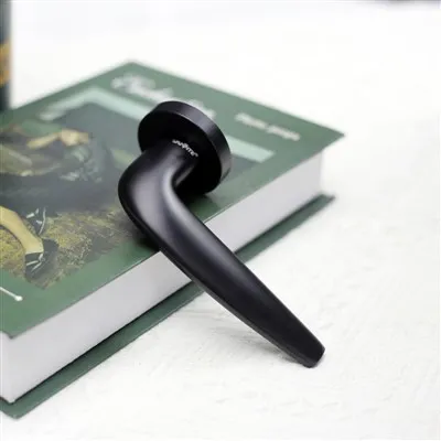 Innentürschloss aus gebürstetem Chrom