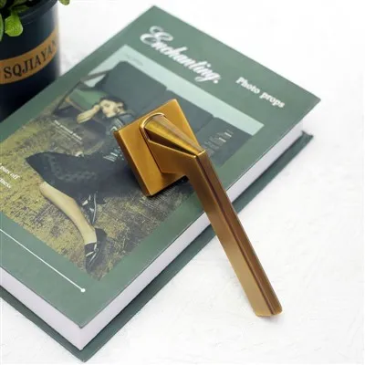 Quadratischer Türgriff aus Messing