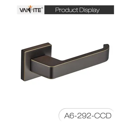Quadratische Innentürgriffe aus roségoldener Zinklegierung