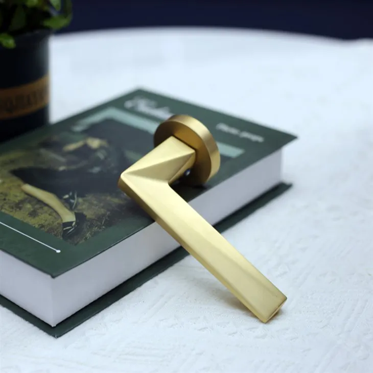 Weit verbreiteter schöner runder Türgriff in Gold